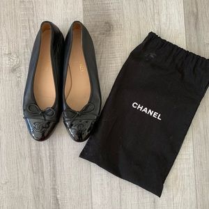 Chanel black leather cap toe flats - 37.5 - worn a few times